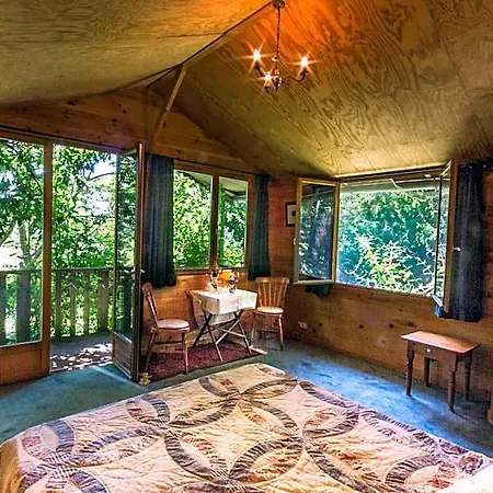 Les Quatre Siecles Bed & Breakfast 3*